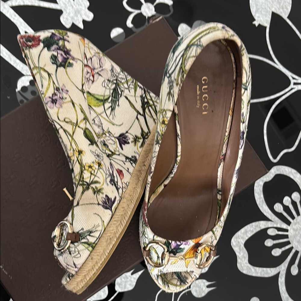 Gucci Women's Floral Wedge Shoes - Cream - Picture 2 of 3